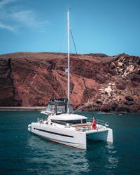 Crucero en catamarán por los “puntos de acceso” de Santorini con almuerzo o cena